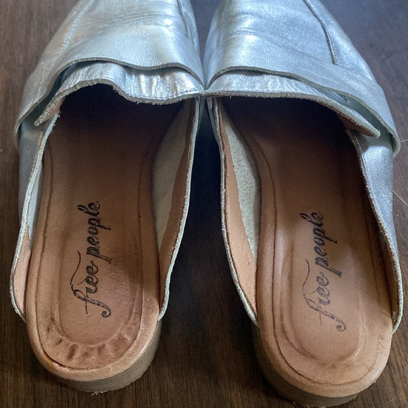 Free People at ease silver mules size 8 / 39. - Picture 3 of 6